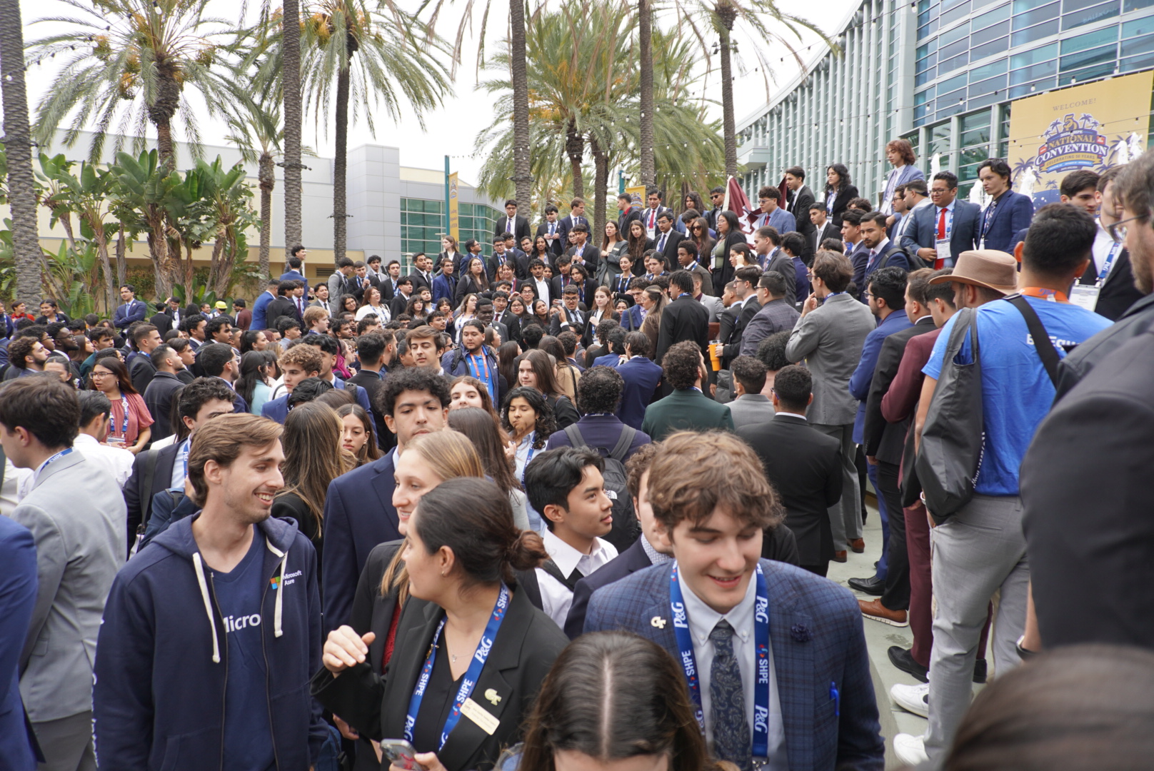 GT SHPE members at FAMILIA sign